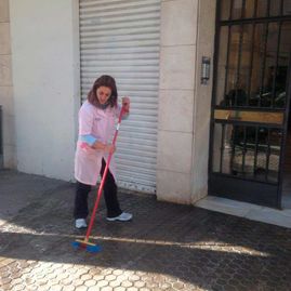 Limpiezas Crin Triana 96 S.L. mujer barriendo calle